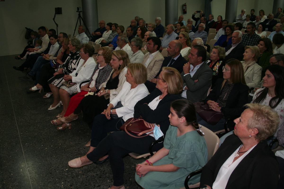 Familiares y amigos ‘arropaban’ a la viuda del homenajeado, Rafi Pinilla Fernández, y a sus hijos, María Dolores y Juan Guirao Pinilla.