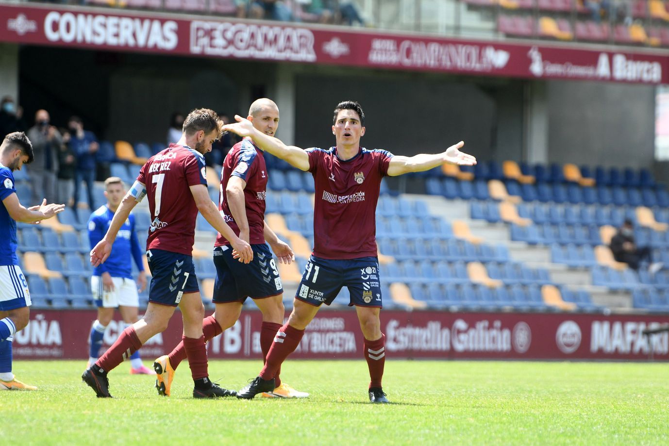 La emocionante permanencia del Pontevedra: goles y lágrimas en Pasarón