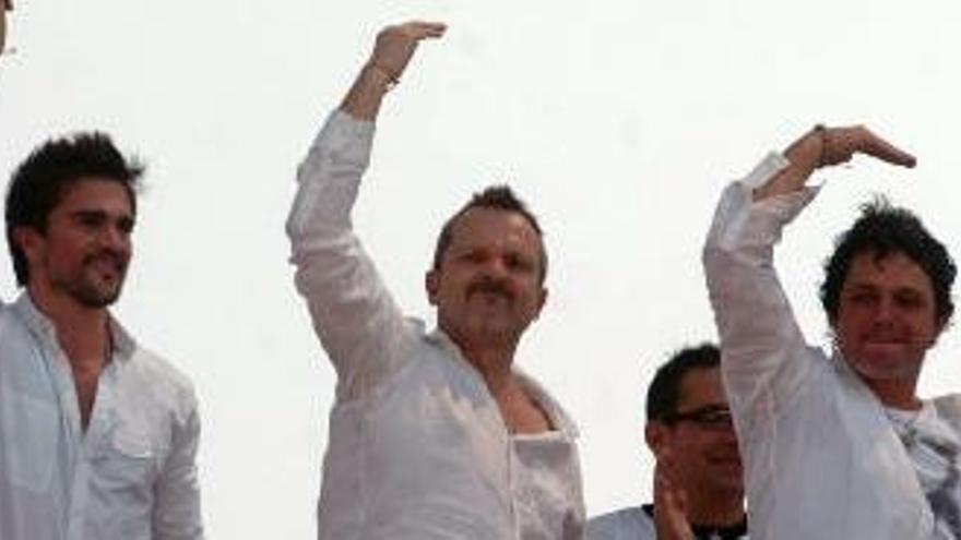 De izquierda a derecha, Juanes, Miguel Bose y Alejandro Sanz saludan durante su presentación en el concierto &quot;Paz sin fronteras&quot; en el puente Simón Bolívar, en la frontera de Colombia con Venezuela, hoy 16 de marzo de 2008. Al menos cincuenta mil personas se congregaron para asistir al concierto que ofrecieron los españoles Alejandro Sanz y Miguel Bosé, el ecuatoriano Juan Fernando Velasco, el dominicano Juan Luis Guerra, el venezolano Ricardo Montaner y los colombianos Carlos Vives y Juanes, que tuvo la iniciativa.