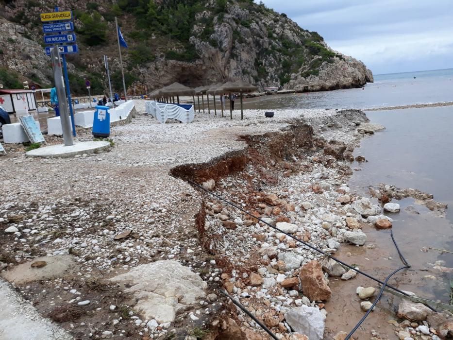 El estado, hoy, de la cala de la Granadella tras el paso del temporal.