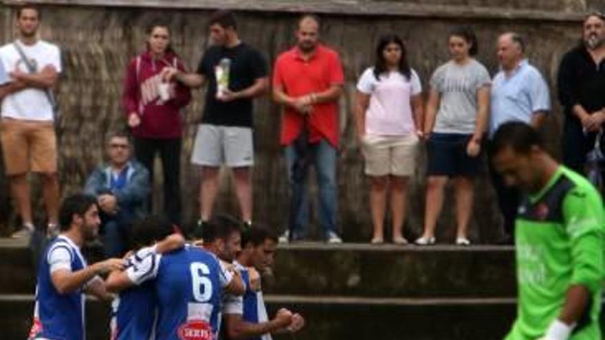 Los jugadores del Alcoyano celebran el primer gol de Yacine.