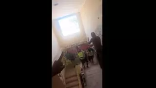 Gas pimienta y porras para desocupar a la fuerza a migrantes en una fábrica abandonada de Aldaia