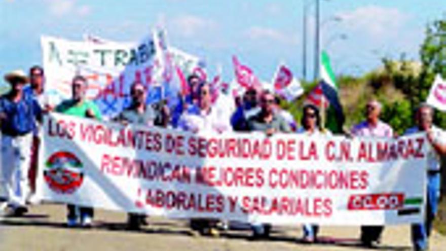 Los 45 vigilantes de la Central Nuclear de Almaraz exigen mejoras salariales y laborales