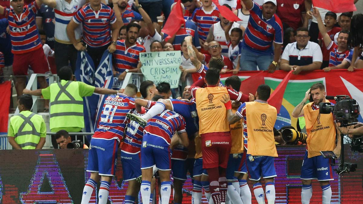 Los jugadores de Fortaleza celebran un gol.