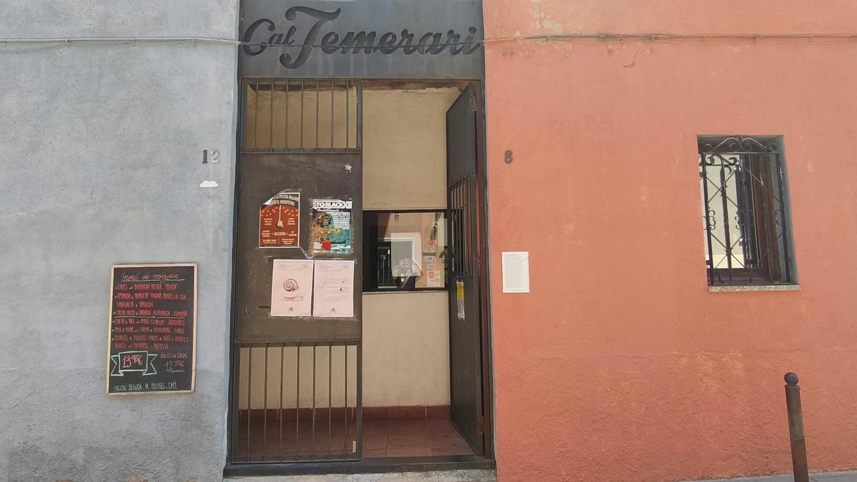 La entrada a la cooperativa Cal Temerari, donde está La Taverna de Cal Temerari.