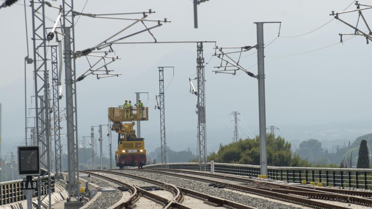 Operarios trabajando en la entrada de la estacion de Cambrils.