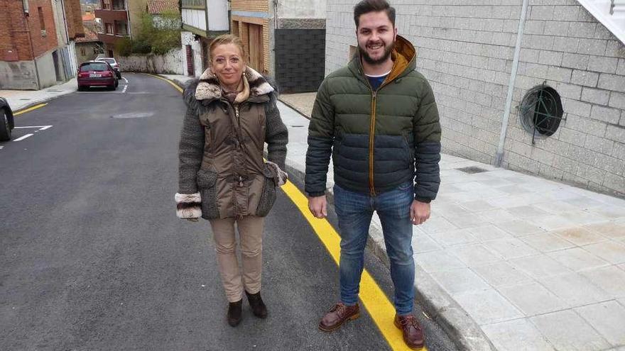 Amparo Antuña y Pelayo Suárez, en la calle Naranjo de Bulnes, recién remodelada.