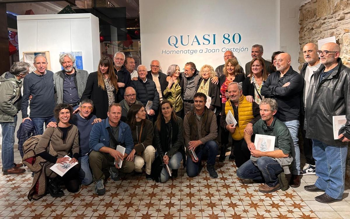 Castejón, en el centro, junto a los artistas y organizadores de "Quasi 80", el gran homenaje sorpresa