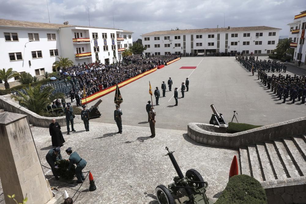 Fernández Díaz asiste a la entrega de la bandera nacional en Acuartelamiento Jaime II