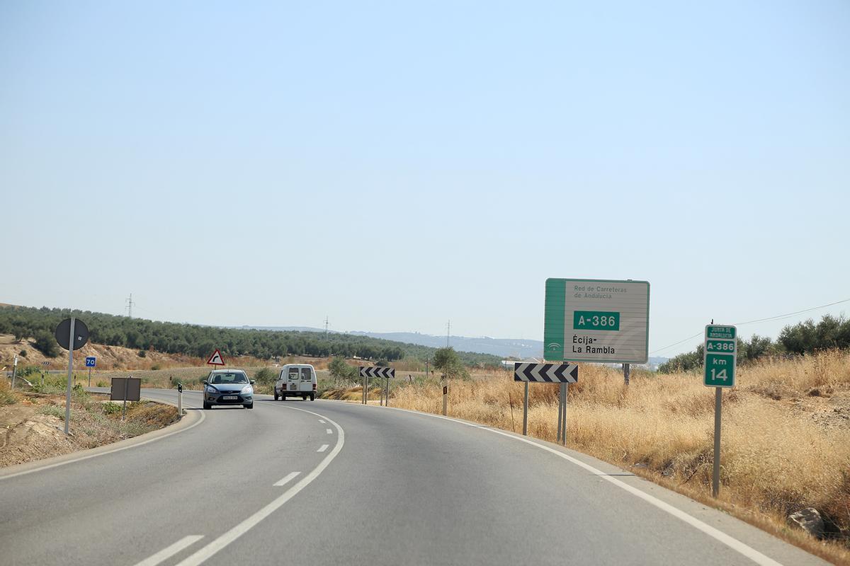 Carretera A-386 entre Santaella y la Rambla, en una imagen de archivo.