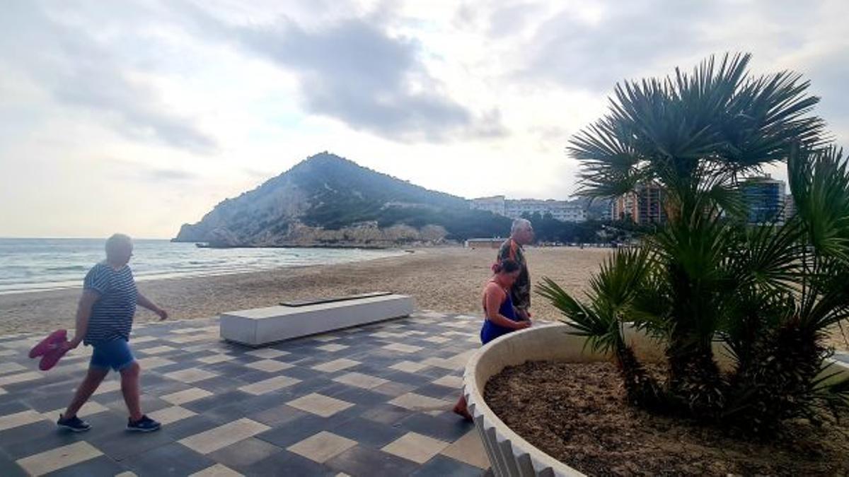 La zona donde se ubica el depósito anti-tormentas bajo el paseo de la Cala de Finestrat.