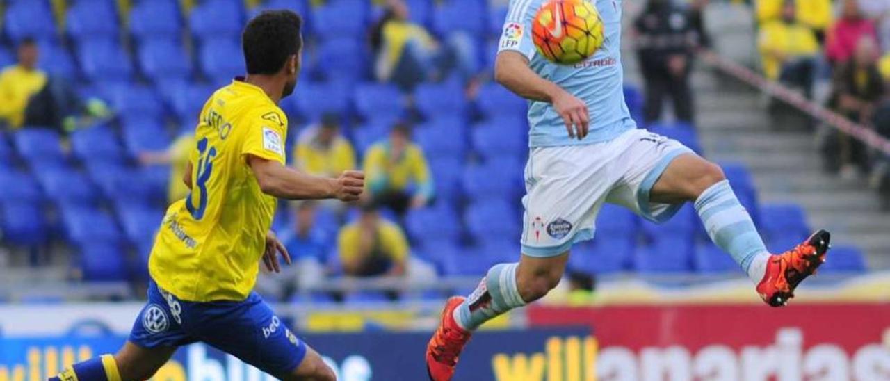 Jonny Castro golpea el balón ante Montoro, de la UD Las Palmas, en el partido disputado ayer en el estadio de Gran Canaria. // LOF