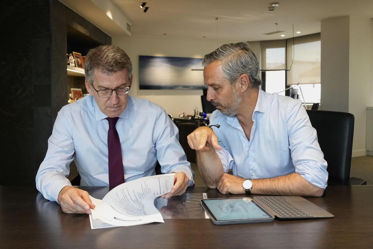 El líder del PP, Alberto Núñez Feijóo (i), junto al vicesecretario de Economía del Partido Popular, Juan Bravo, durante una reunión sobre financiación autonómica.