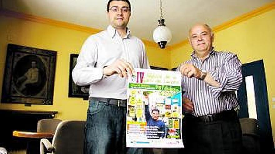 Adrián Barbón y Manuel Pérez, con el cartel del festival de la sidra.