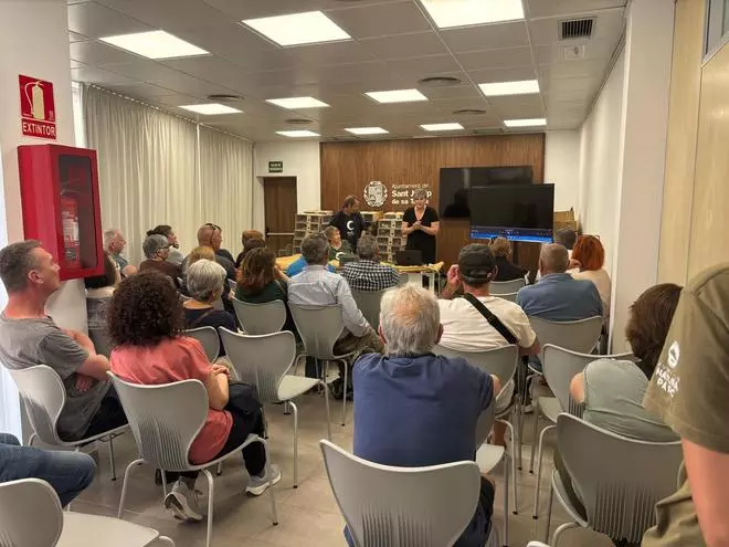 Reparto de trampas de serpientes en Sant Josep