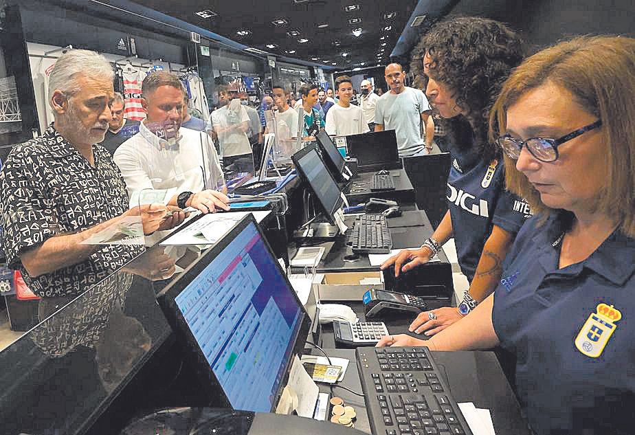 Jesús Martínez pagando en mano su nuevo carnet de socio.