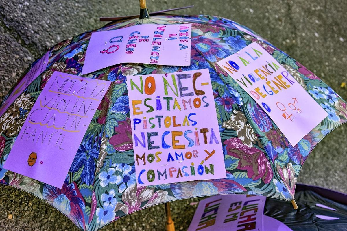 Uno de los paraguas con mensajes.