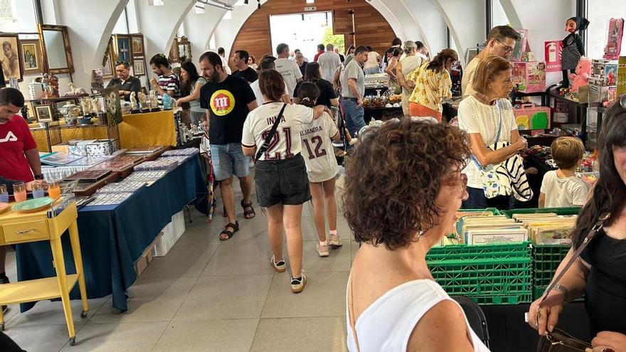 Viaje al pasado en Colunga: la villa acoge la VI Feria de antigüedades, coleccionismo y juguetes todo este fin de semana