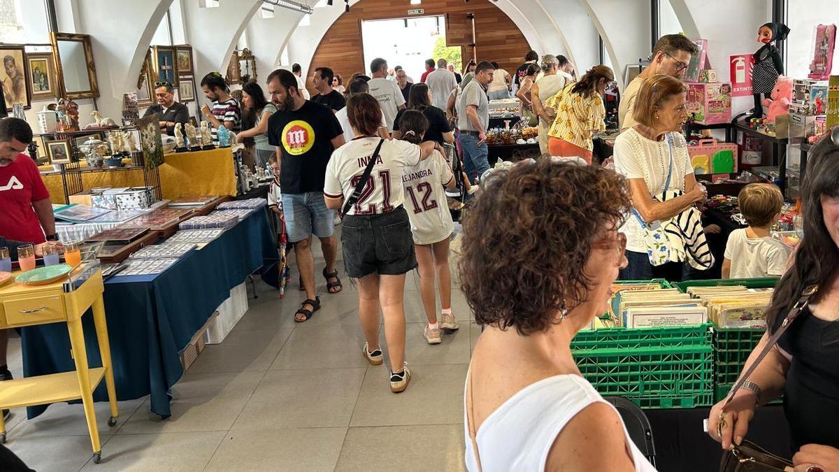 Feria de antigüedades, coleccionismo y juguetes de Colunga.