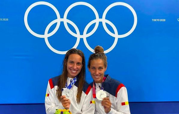 Anni Espar (izquierda), junto a su hermana Clara tras ganar la plata olímpica en Tokio.