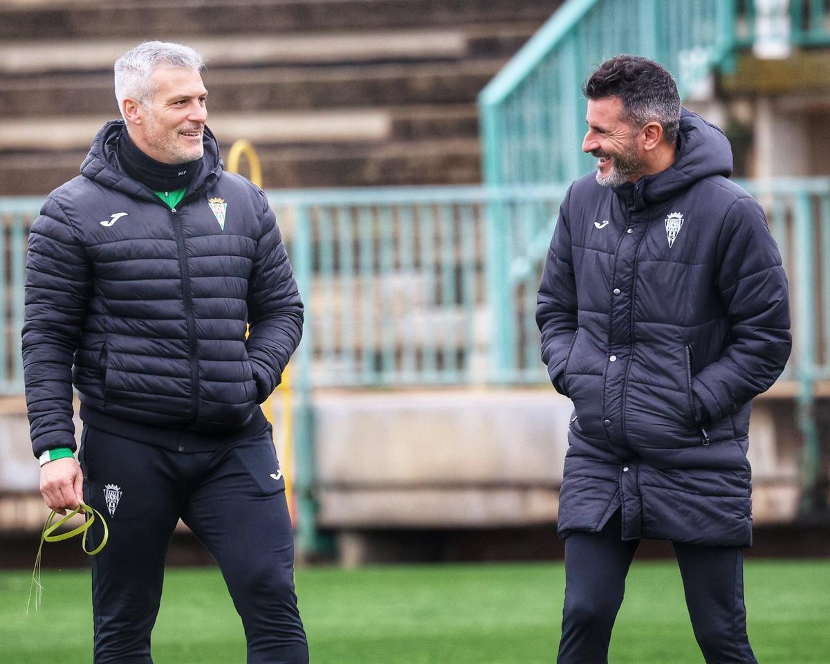 Iván Ania, a la derecha, bromeando con César Negredo en una sesión de trabajo.