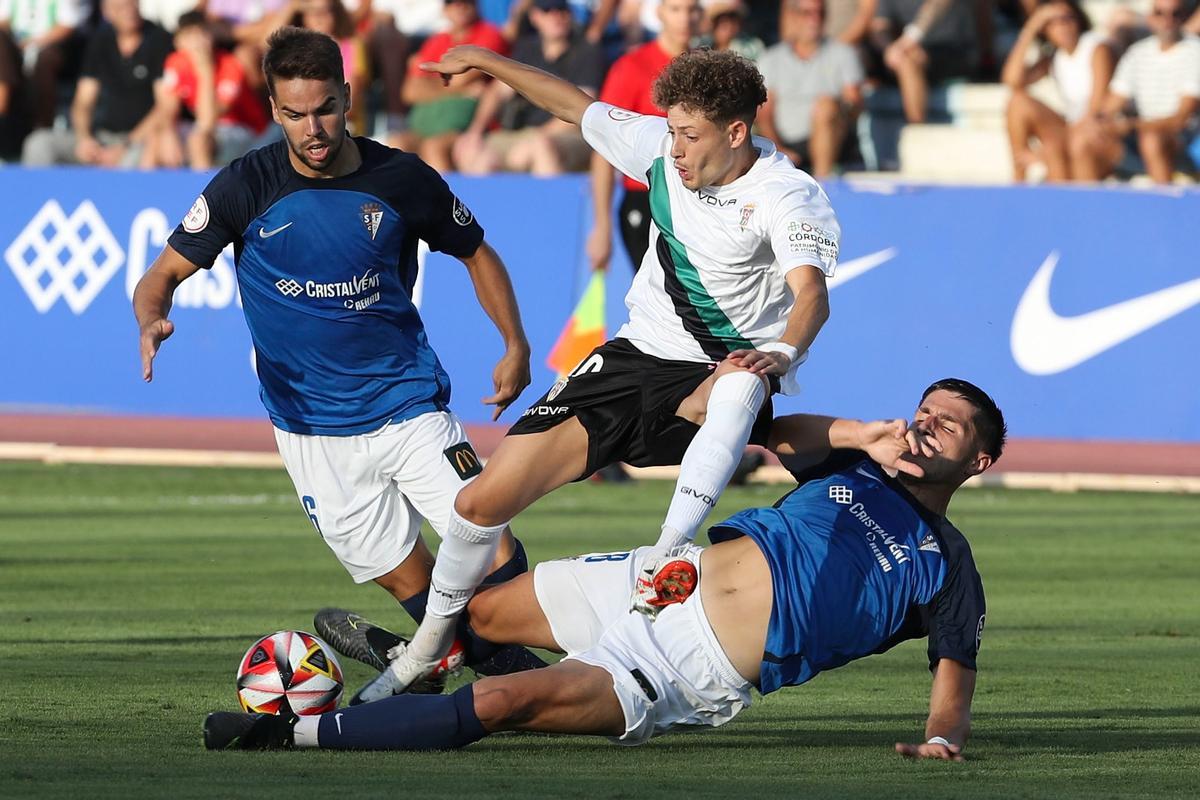 Simo cae al césped tras una jugada durante el partido del Córdoba CF en San Fernando.