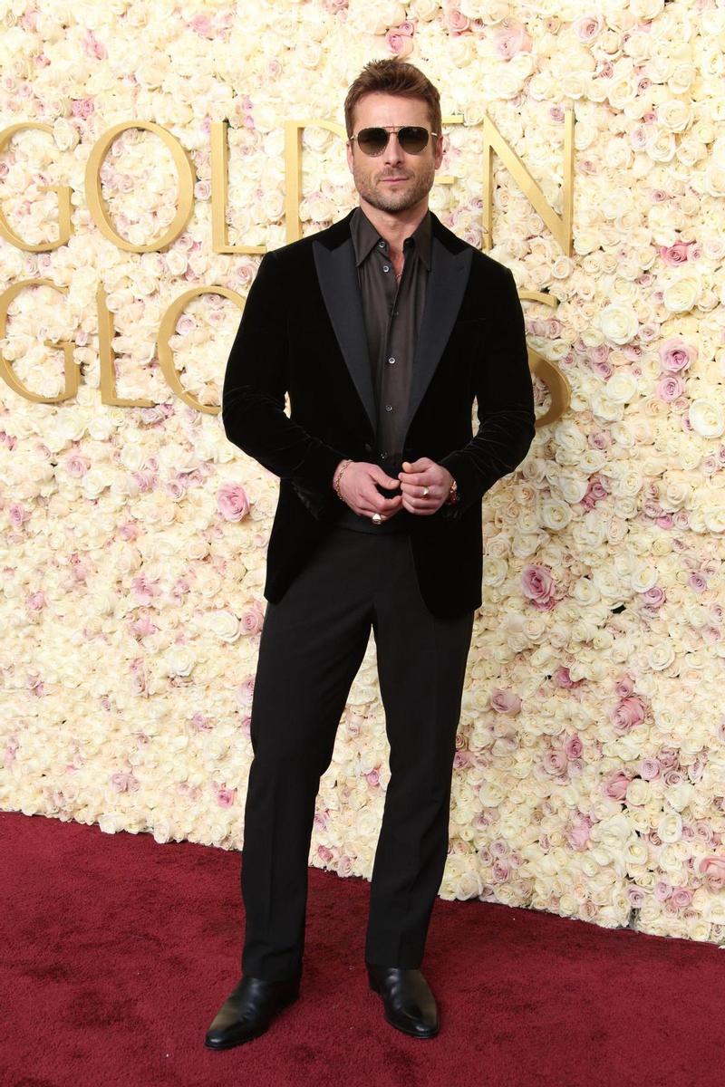 El actor Glen Powell en la alfombra roja de los Globos de Oro