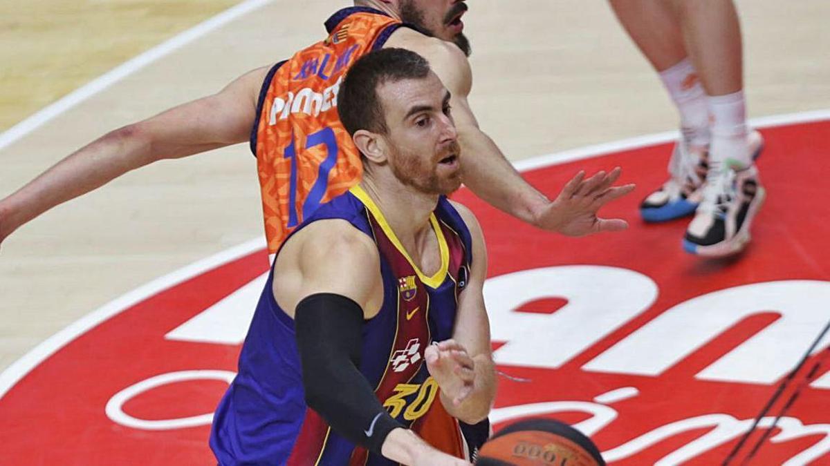 Víctor Claver controla la pilota en un partit contra el València Basket. | MIGUEL ÁNGEL POLO/EFE