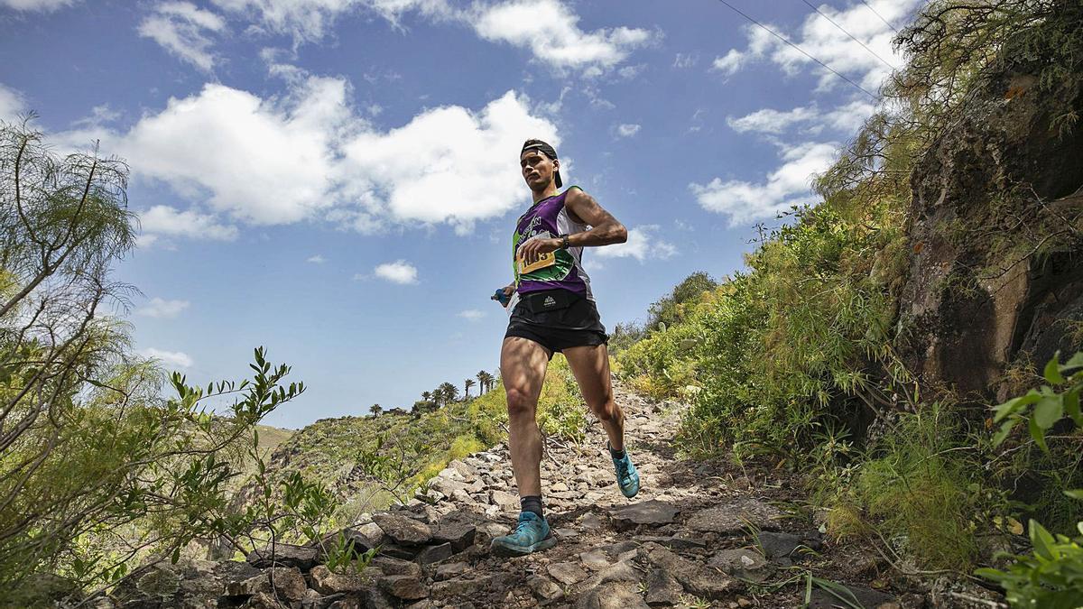 El corredro grancanario Santiago Castellano, vencedor de la prueba de 21 kilómetros de la LPA Trail, ayer durante el recorrido. | | CARLOS DÍAZ-RECIO
