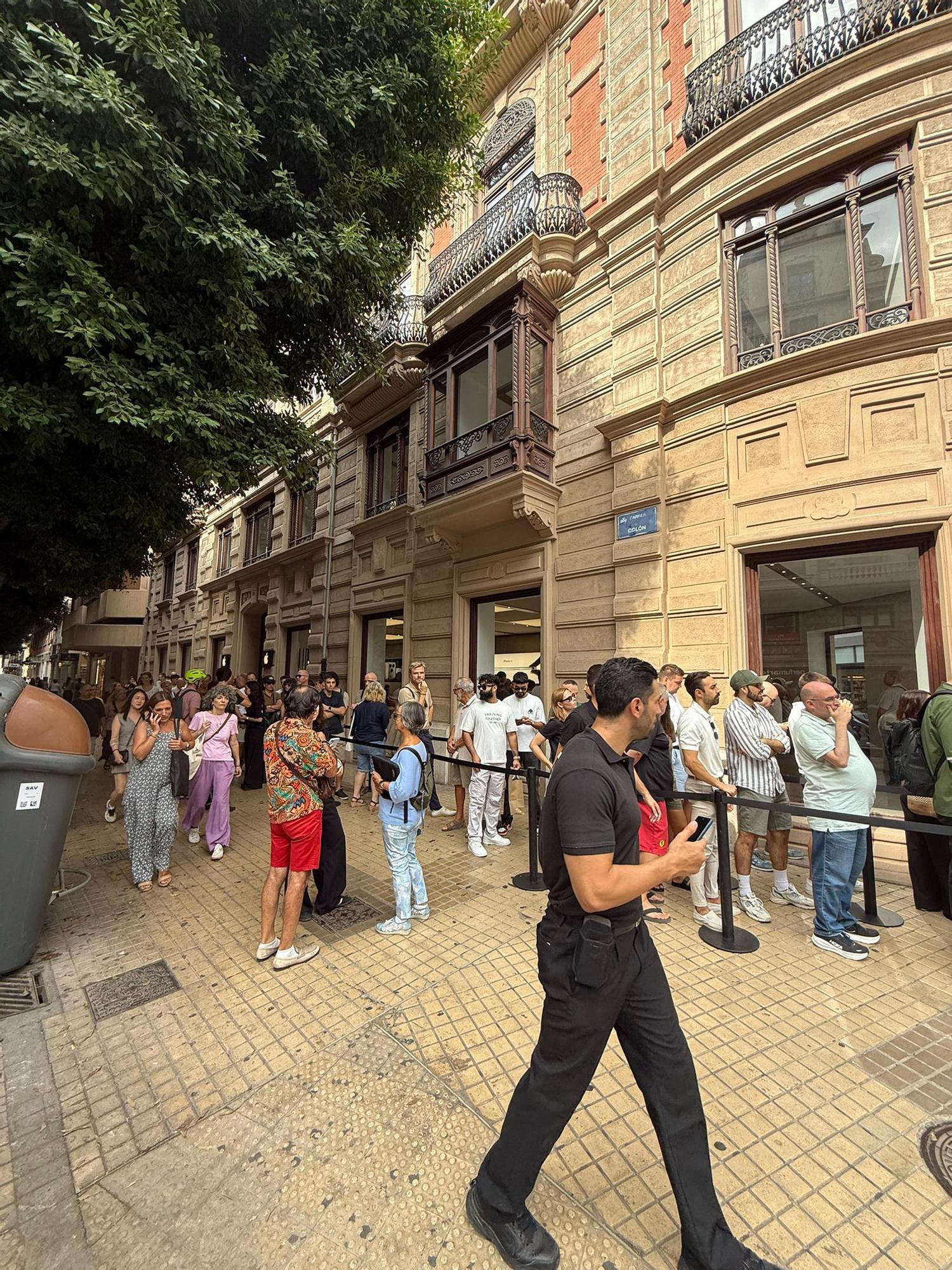 Colas en la tienda Apple de València para comprar el nuevo iphone