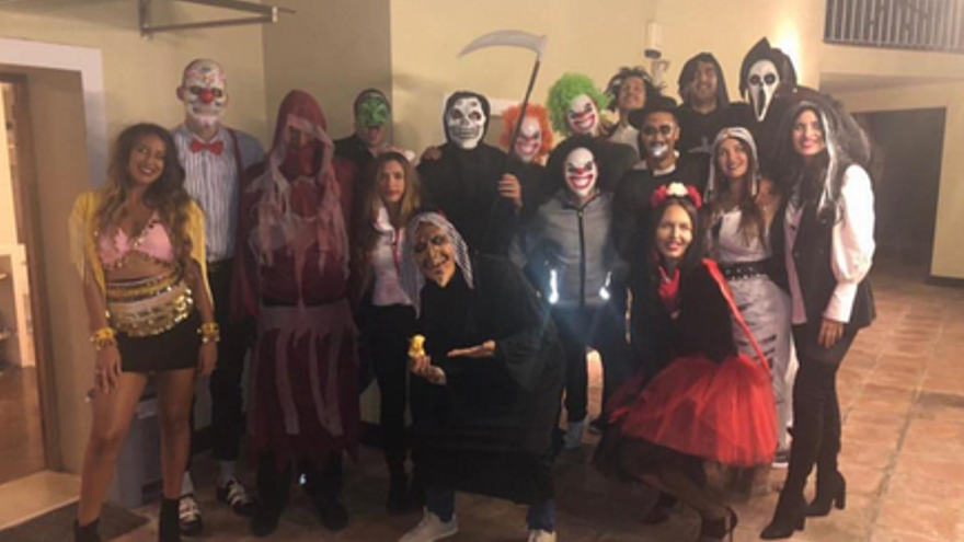 Foto de familia de la plantilla del Unicaja en Halloween.