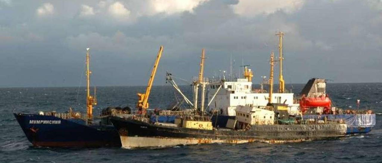 El &quot;Mumrinskiy&quot; y el &quot;Sindbad&quot; durante un transbordo de pescado en alta mar. // Greenpeace