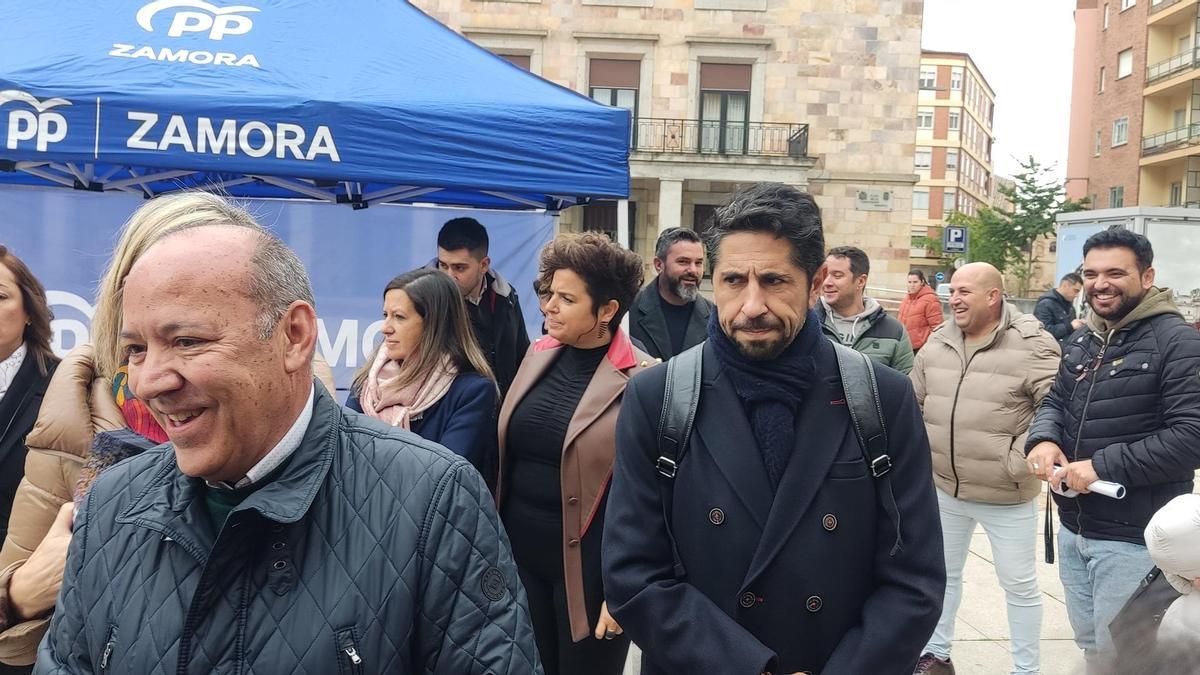 José María Barrios, junto a otros militantes del PP, en el reparto de octavillas.