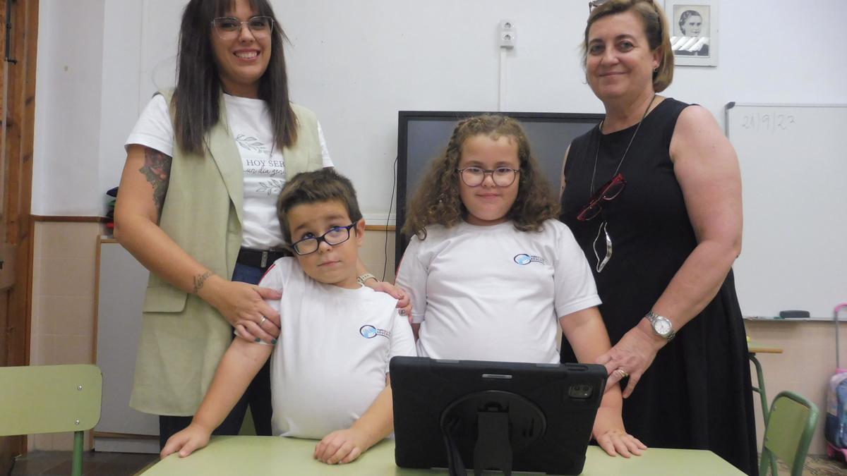 Izan y Leire junto a la madre de ambos, Arantxa, a la izquierda, y Beatriz, maestra de la ONCE, en el aula.