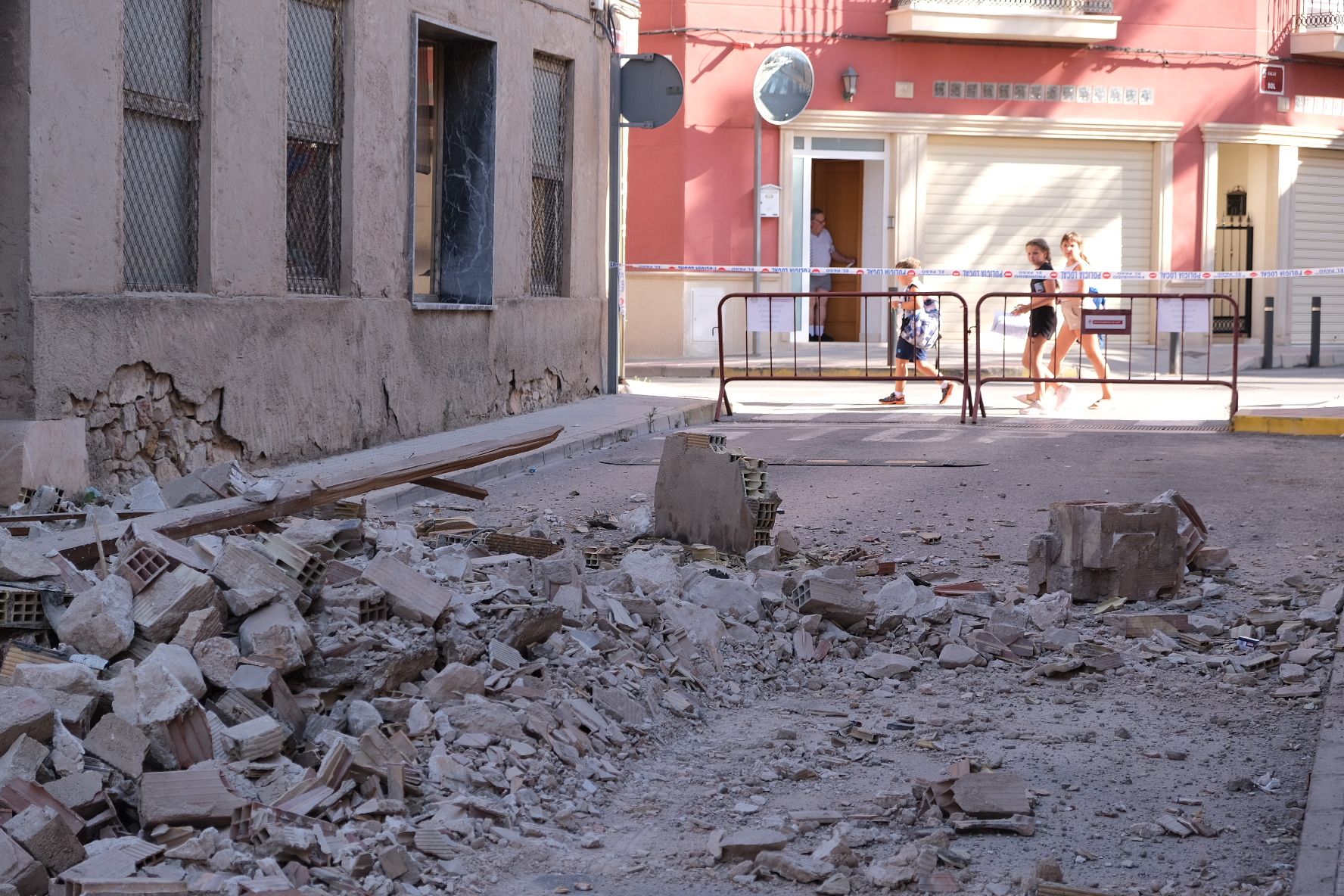 Galería derrumbe de la fachada de una vivienda calle Miguel Hernández Aspe