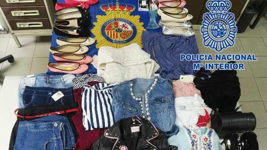 Parte del material incautado por la Policía Nacional a la mujer detenida por robar a un anciano en Gijón.