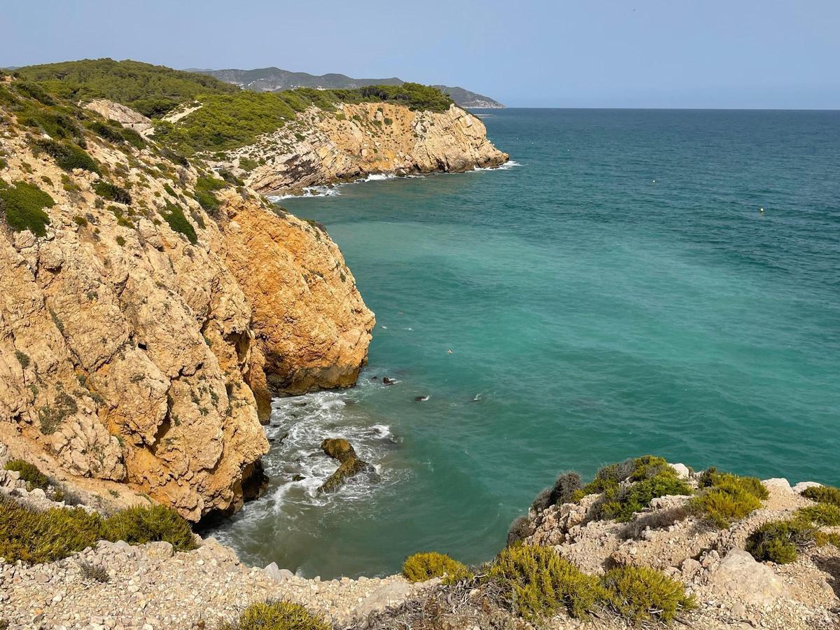 Acantilados por el Camí de Ronda del sur de Sitges.