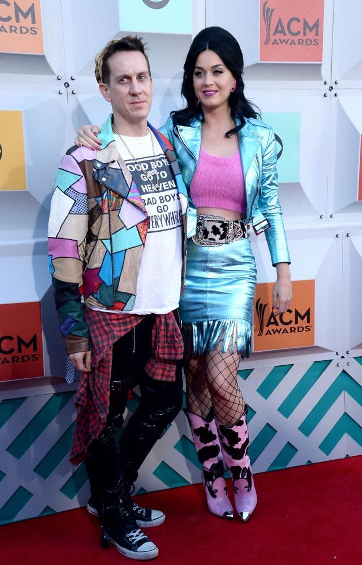 Jeremy Scott y Katy Perry, en la alfombra roja de los ACM Awards 2016.