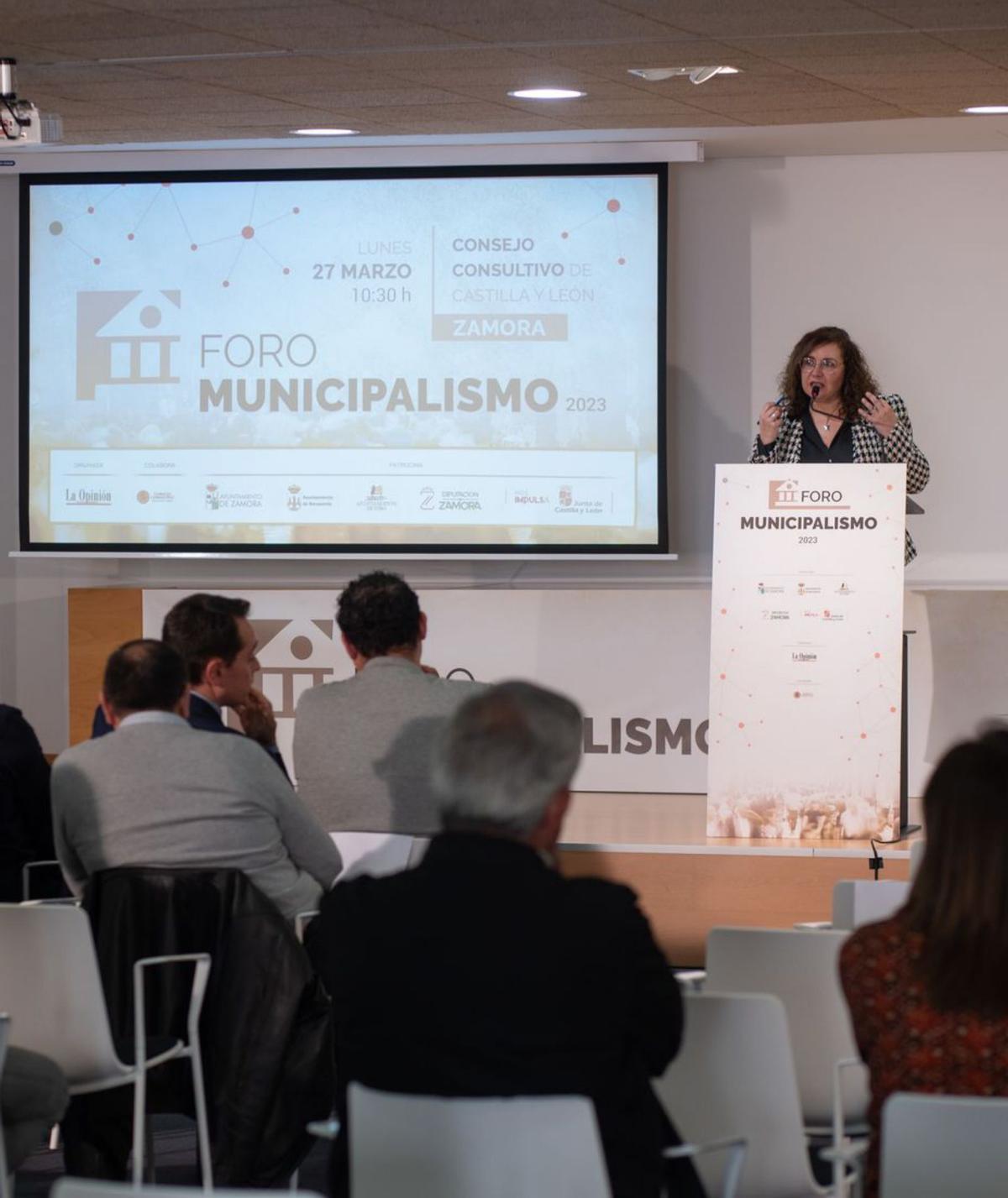 Marisol López, directora de LA OPINIÓN, presenta el evento. | Emilio Fraile