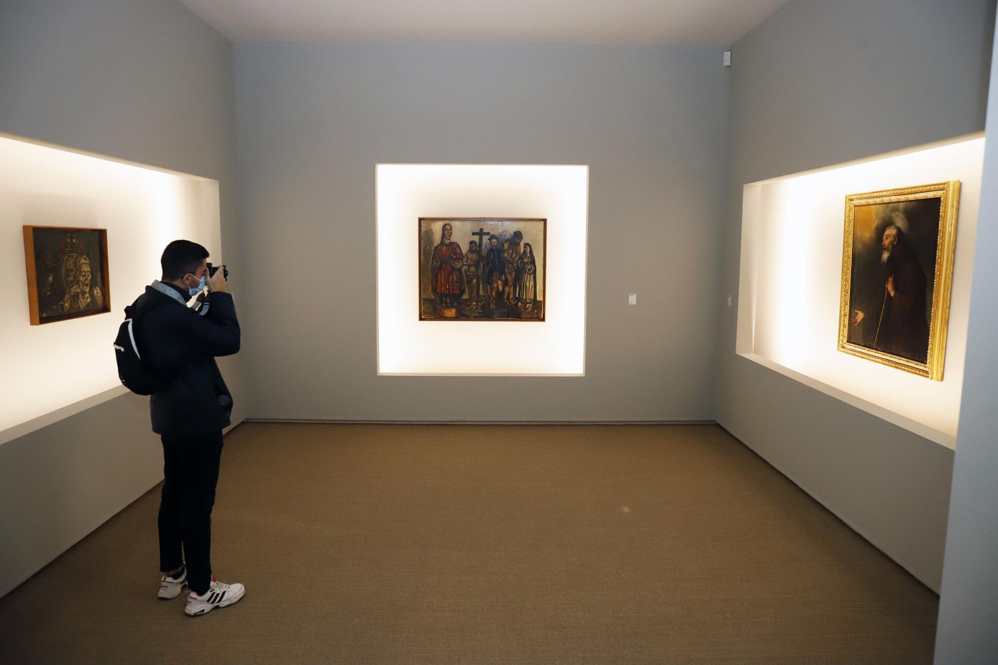 Las imágenes de la exposición 'Solana y Romero de Torres. Una historia del arte español en negro' en el Centro Cultural de la Fundación Unicaja
