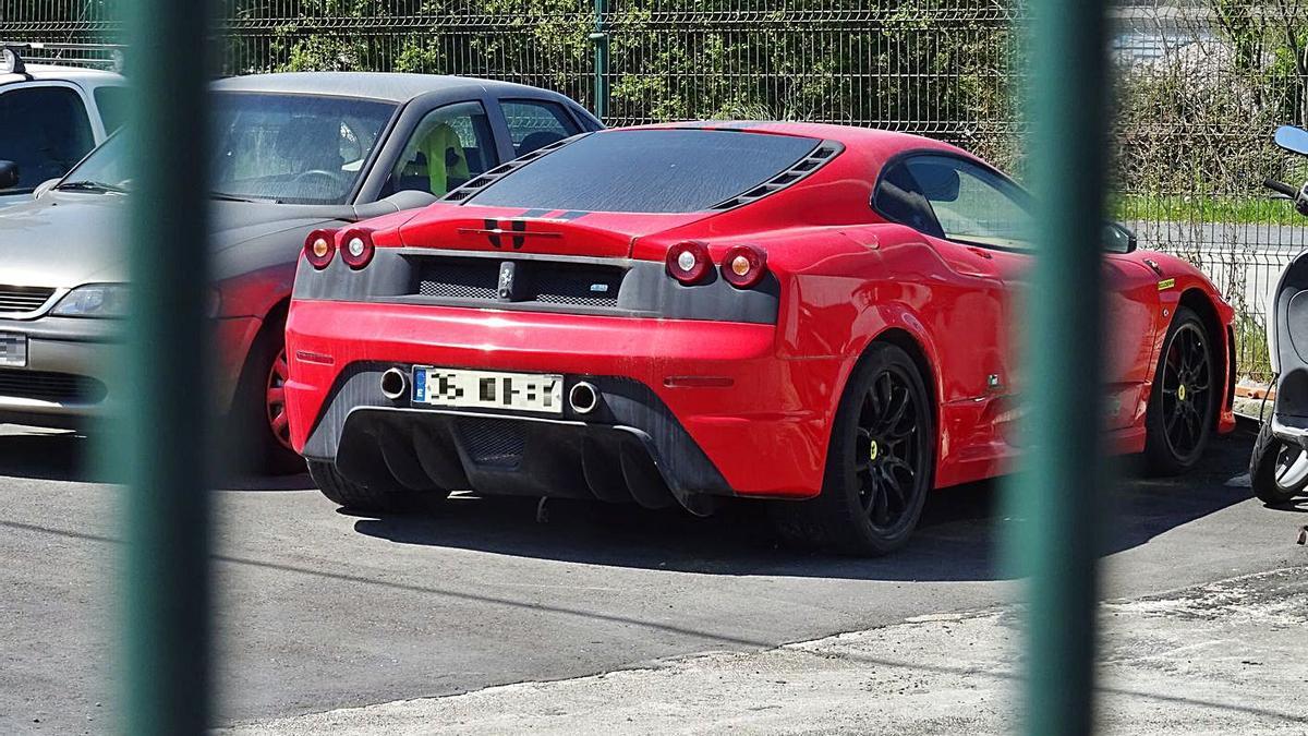 El Ferrari F430 permanece en custodia en el depósito de la grúa del Concello de Arteixo.   | // LA OPINIÓN