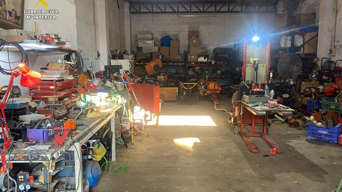 Interior del taller clandestino descubierto por la Guardia Civil en l'Alcúdia.