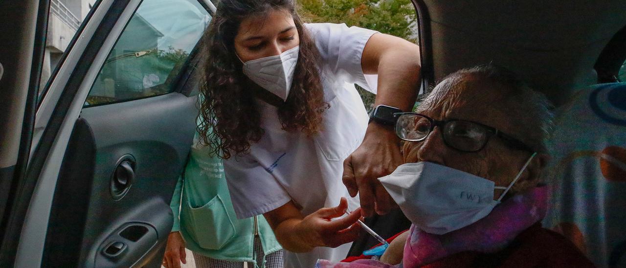 Campaña de vacunación contra la gripe y la tercera dosis de la vacuna a mayores de 80 años el pasado mes de octubre, en Vilanova de Arousa