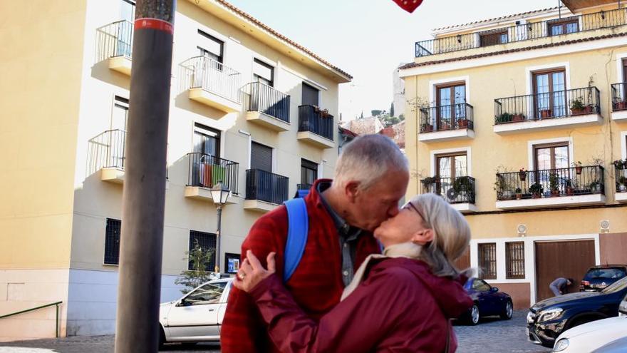 El primer beso se lo ha dado una pareja de turistas holandeses