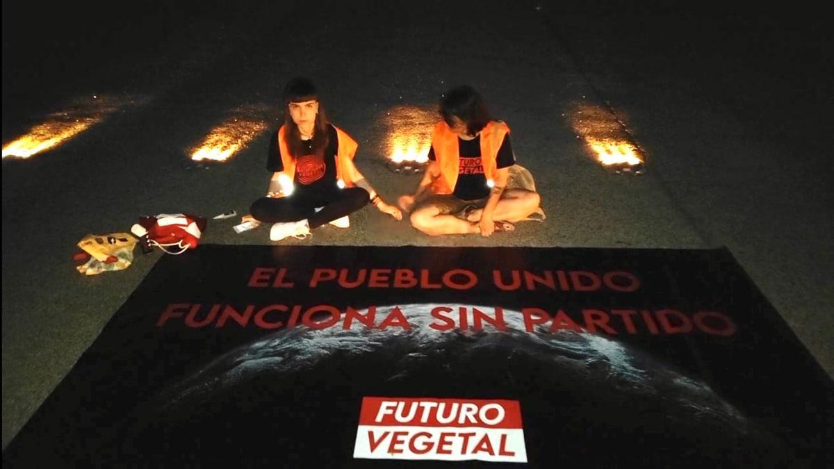 Activistas de Futuro Vegetal invaden la pista de aterrizaje del aeropuerto de Barajas
