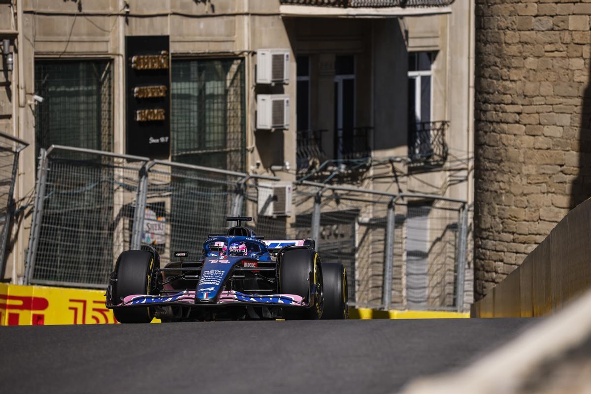 Fernando Alonso, rodando por las calles de Bakú.