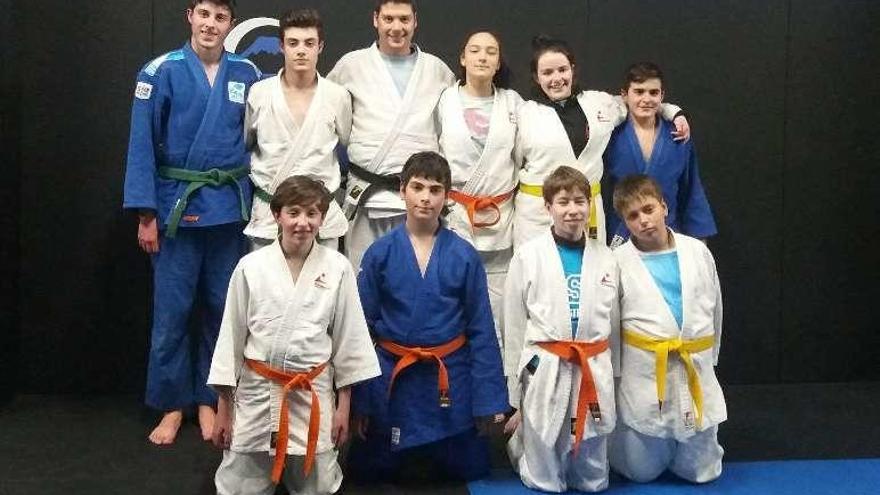 Imagen de los judokas del equipo estradense.