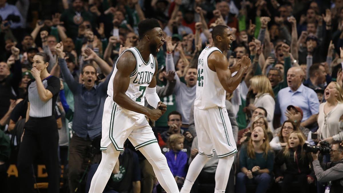 Los jugadores de los Celtics y su afición celebran la victoria
