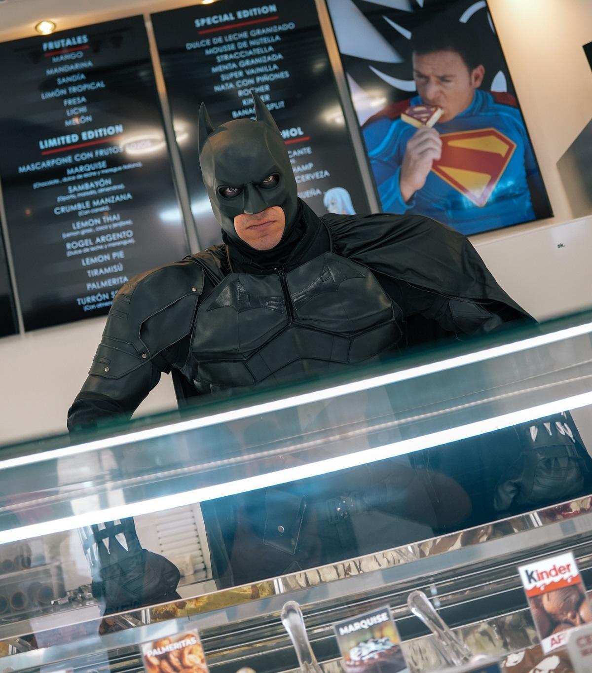 Un figurante de Batman en el mostrador de helados de Arkyn, que ha abierto en la calle Lusi Carreras, en la barriada de Las Delicias en Málaga.