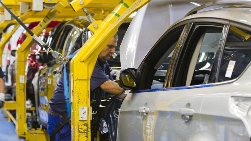 Línea de montaje de vehículos en la factoría valenciana .